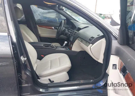 2010 Mercedes-Benz C 300 Luxury 4Matic/Sport 4Matic z USA, uszkodzony, nr VIN WDDGF8BB7AR131259